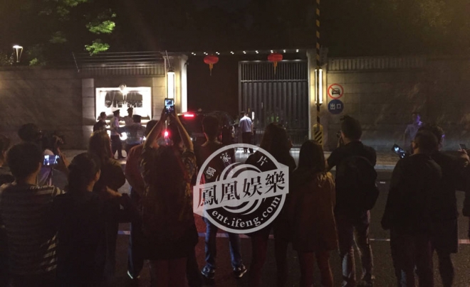 Rất đ&ocirc;ng kh&aacute;n giả đến ng&oacute;ng tr&ocirc;ng tin tức của anh.