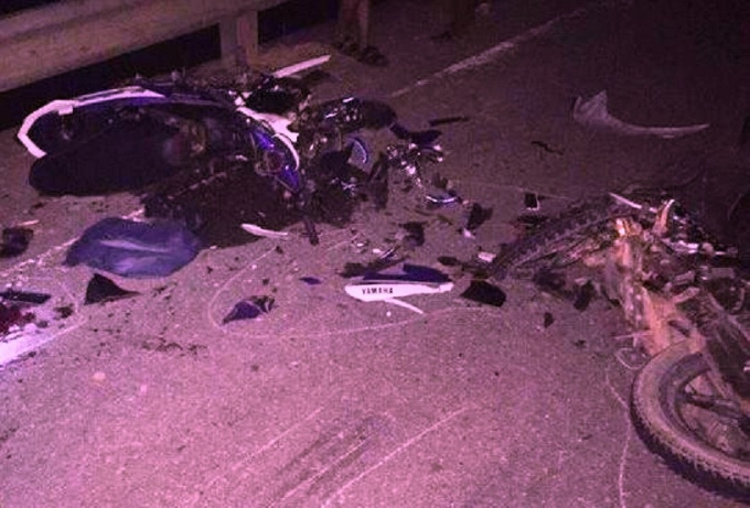 C&uacute; đ&acirc;m mạnh khiến hai chiếc xe m&aacute;y n&aacute;t vụn, ba trong số bố người ngồi tr&ecirc;n hai xe chết thảm.