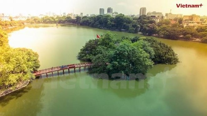 Chung tay bảo vệ m&ocirc;i trường để c&oacute; những kh&ocirc;ng gian xanh như Hồ Gươm. (Ảnh: Vietnam+).