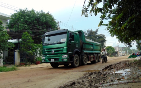 Khai th&aacute;c c&aacute;t ồ ạt g&acirc;y biến đổi d&ograve;ng chảy của s&ocirc;ng v&agrave; l&agrave;m hư hại đường s&aacute;.