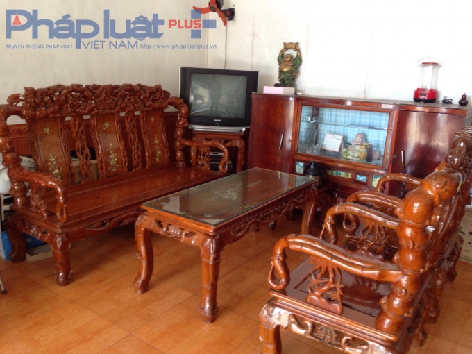 Bộ b&agrave;n ghế gỗ đ&atilde; d&ugrave;ng của nh&agrave; b&agrave; V&acirc;n g&aacute;n nợ cho &ocirc;ng Khải&nbsp;với gi&aacute; 100 triệu đồng.