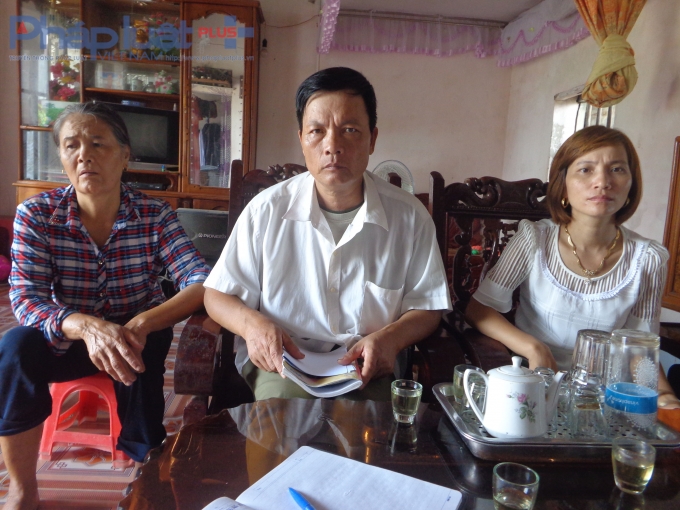 Lần lượt từ tr&aacute;i sang b&agrave; Trần Thị Yến, &ocirc;ng Trần Văn Nam v&agrave; chị Đỗ Thị Th&uacute;y trao đổi với PV.