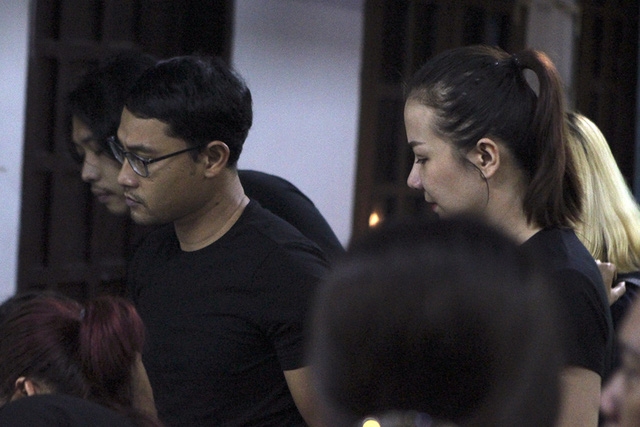 Nghệ sĩ Việt kh&oacute;c nghẹn khi đến viếng ca sĩ Minh Thuận l&uacute;c tối muộn