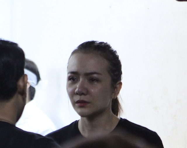 Diễn vi&ecirc;n &Aacute;i Ch&acirc;u kh&oacute;c nức nở.