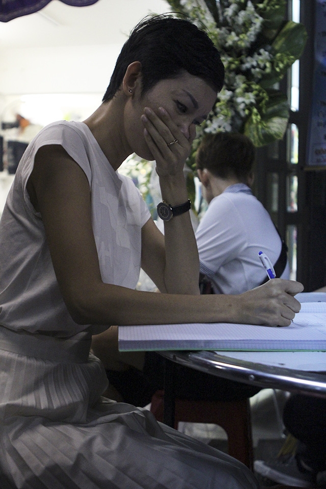 Trước đ&oacute;, Xu&acirc;n Lan đ&atilde; chia sẻ t&acirc;m trạng đau buồn tr&ecirc;n trang c&aacute; nh&acirc;n khi hay tin nam ca sĩ vừa mất. Khi đến viếng anh tại nh&agrave; ri&ecirc;ng, người mẫu dường như kh&ocirc;ng tin đ&acirc;y l&agrave; sự thật.