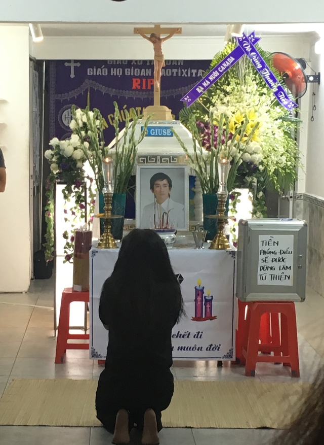 Nghệ sĩ Ng&acirc;n Quỳnh, người c&ugrave;ng tham gia với ca sĩ Minh Thuận trong Gương mặt th&acirc;n quen đ&atilde; gần như ng&atilde; quỵ khi đứng trước linh cữu của anh.