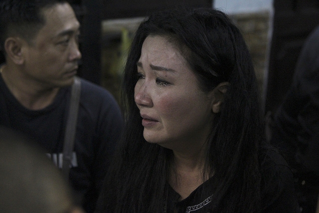 Nghệ sĩ Việt kh&oacute;c nghẹn khi đến viếng ca sĩ Minh Thuận l&uacute;c tối muộn