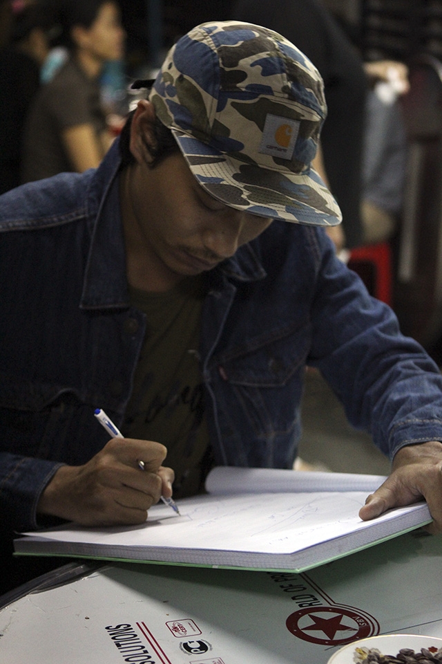 Diễn vi&ecirc;n Kiều Minh Tuấn đi c&ugrave;ng C&aacute;t Phượng đến viếng nam ca sĩ, diễn vi&ecirc;n Minh Thuận.