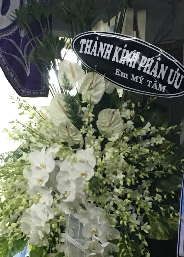 Ca sĩ Mỹ T&acirc;m chưa kịp đến viếng đ&atilde; gửi v&ograve;ng hoa k&iacute;nh viếng cho đ&agrave;n anh.