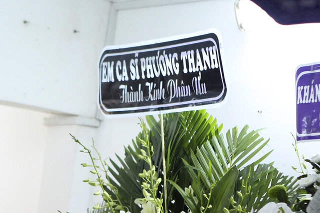 Những ng&agrave;y qua Phương Thanh đang ở Ấn Độ, khi ca sĩ Minh Thuận mất c&ocirc; kh&ocirc;ng c&oacute; mặt tại Việt Nam cũng đ&atilde; gửi hoa đến viếng.