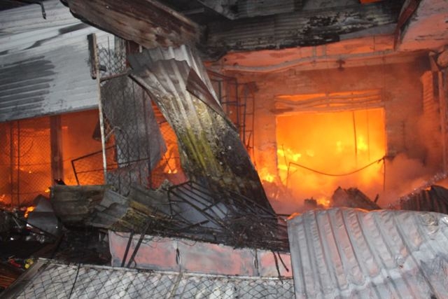 130 ki ốt của c&aacute;c tiểu thương bị thi&ecirc;u rụi ho&agrave;n to&agrave;n.