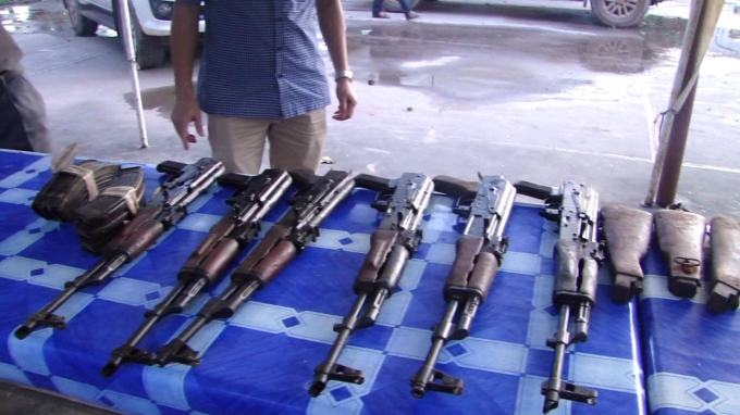 6 khẩu s&uacute;ng tiểu li&ecirc;n AK 47 chưa kịp đưa v&agrave;o v&ugrave;ng thổ phỉ th&igrave; bị lực lượng chức năng ph&aacute;t hiện.