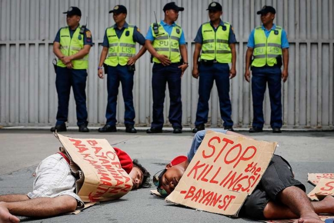 Theo thống k&ecirc; của ch&iacute;nh quyền Philippines, c&oacute; hơn 3 triệu người nghiện ma t&uacute;y tại đất nước n&agrave;y. Cảnh s&aacute;t đặt mục ti&ecirc;u bắt giữ 1,8 triệu người nhưng hiện chỉ mới đạt con số 700.000. (Ảnh: Reuters)