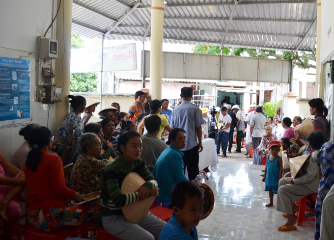 H&agrave;ng trăm b&agrave; con đến với chương tr&igrave;nh ngo&agrave;i dự kiến đ&atilde; khiến đo&agrave;n quyết định tăng th&ecirc;m thời gian kh&aacute;m, ph&aacute;t thuốc miễn ph&iacute;.