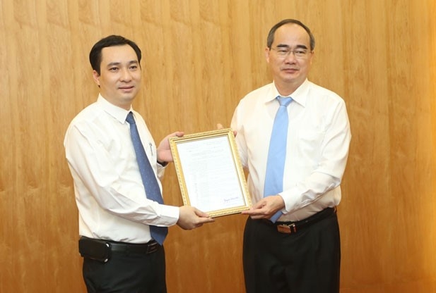 &Ocirc;ng Nguyễn Thiện Nh&acirc;n&nbsp;trao Quyết định bổ nhiệm Tổng bi&ecirc;n tập tạp ch&iacute; Mặt trận cho nh&agrave; b&aacute;o Vũ Văn Tiến. Ảnh:&nbsp;Kỳ Anh.