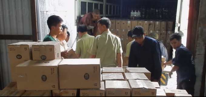 Lực lượng chức năng kiểm tra xe &ocirc; t&ocirc; chở mỹ phẩm.