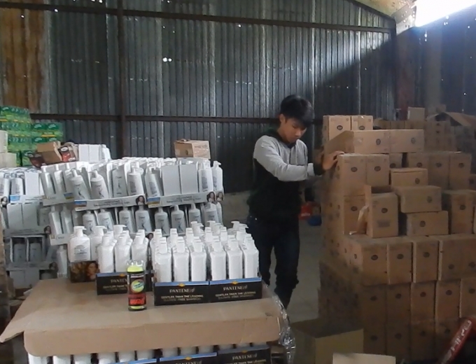 Ph&aacute;t hiện l&ocirc; h&agrave;ng mỹ phẩm nhập lậu trị gi&aacute; hơn 5 tỷ