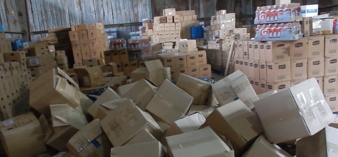 Rất nhiều loại mỹ phẩm với số lượng rất lớn được t&igrave;m thấy trong kho.