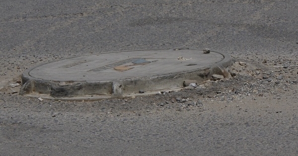 Những chiếc nắp cống  "vô duyên" trên con đường “ngứa mắt nhất hành tinh”