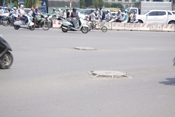 Đi tr&ecirc;n đường Trường Chinh theo cả hai chiều, người tham gia giao th&ocirc;ng sẽ bắt gặp những nắp cống cao hơn mặt đường từ 10cm đến 15 cm. C&aacute;c phương tiện tham gia giao th&ocirc;ng khi đi tr&ecirc;n tuyến đường n&agrave;y cũng kh&ocirc;ng khỏi giật m&igrave;nh v&igrave; những chiếc nắp cống giống như những c&aacute;i bẫy c&oacute; thể g&acirc;y tai nạn bất kỳ l&uacute;c n&agrave;o.