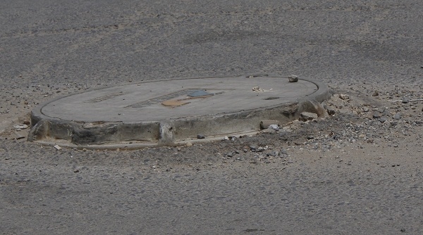 Những chiếc nắp cống nh&ocirc; cao như thế n&agrave;y, nhiều phương tiện tham gia giao th&ocirc;ng đi nhanh kh&ocirc;ng phản xạ kịp rất c&oacute; thể g&acirc;y tai nạn giao th&ocirc;ng.