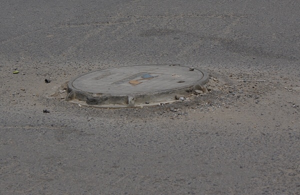 Dư luận đặt ra c&acirc;u hỏi, tại sao chủ đầu tư thi c&ocirc;ng c&ocirc;ng tr&igrave;nh lại đặt những chiếc nắp cống cao như vậy?