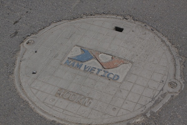 Tr&ecirc;n tuyến đường cũng c&oacute; một số nắp cồng đặt bằng so với mặt đường.