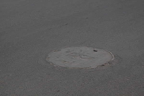 Nhưng kh&ocirc;ng hiểu sao lại c&oacute; những nắp cống đặt cao hơn mặt đường, nhing vừa mất mĩ quan đ&ocirc; thị lại g&acirc;y tai nạn cho người tham gia giao th&ocirc;ng?