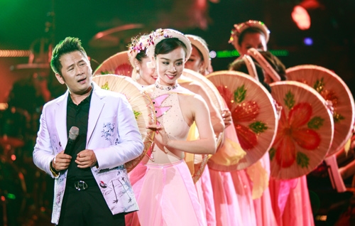 Bằng Kiều lần đầu h&aacute;t bolero tr&ecirc;n s&acirc;n khấu