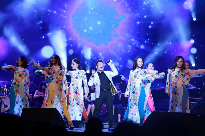 Bằng Kiều lần đầu h&aacute;t bolero tr&ecirc;n s&acirc;n khấu