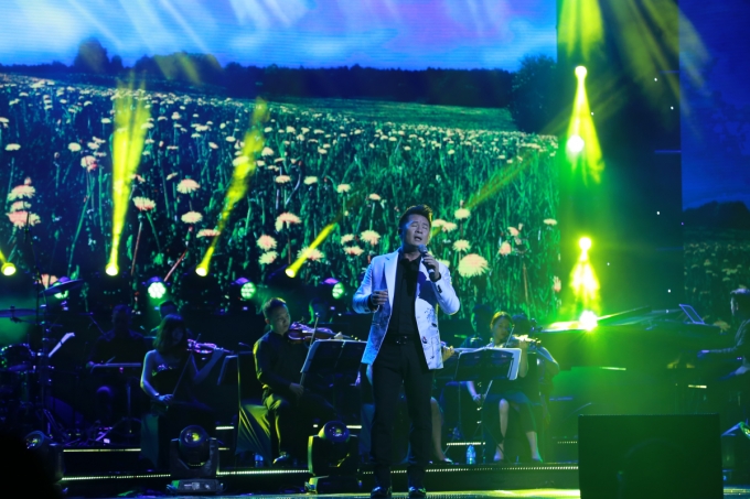 Bằng Kiều lần đầu h&aacute;t bolero tr&ecirc;n s&acirc;n khấu