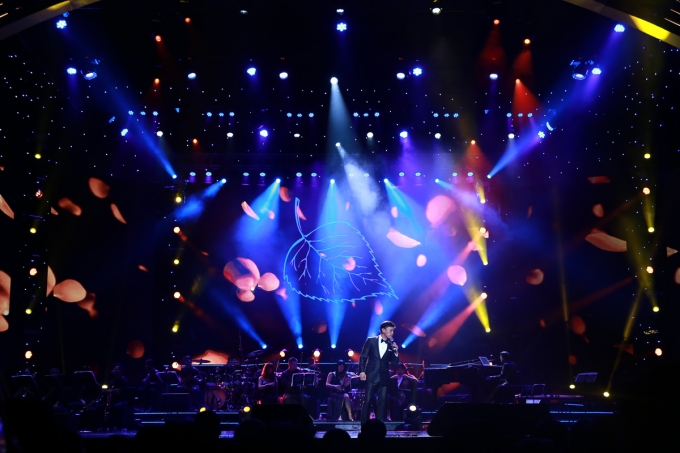 Bằng Kiều lần đầu h&aacute;t bolero tr&ecirc;n s&acirc;n khấu