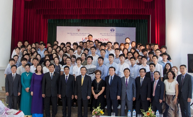 C&aacute;c học vi&ecirc;n chụp ảnh lưu niệm c&ugrave;ng l&atilde;nh đạo nh&agrave; trường.