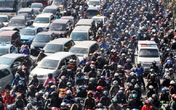 &Ugrave;n tắc giao th&ocirc;ng tại H&agrave; Nội. Ảnh minh hoạ.