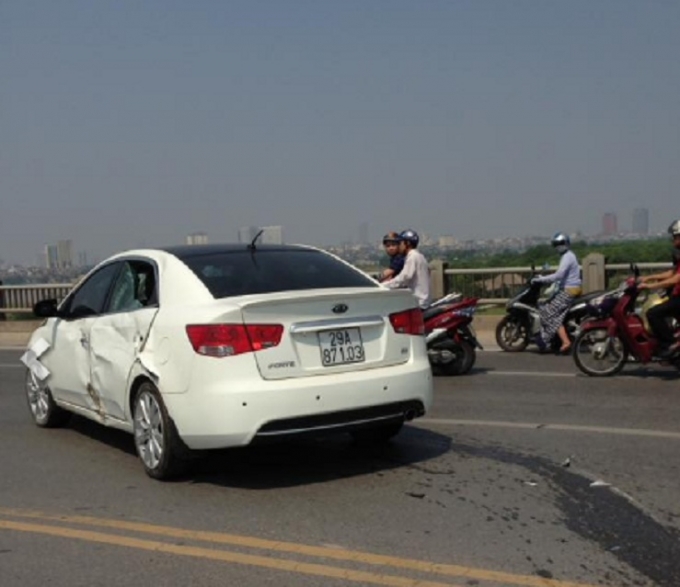 Chiếc xe &ocirc; t&ocirc; va chạm v&agrave;o nhiều xe m&aacute;y lưu th&ocirc;ng hướng ngược lại (ảnh Beat.vn)