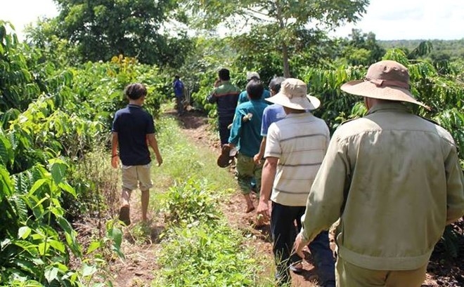 Lực lượng chức năng truy t&igrave;m nghi can giết ch&aacute;u b&eacute; 7 tuổi. Ảnh: Zing.vn