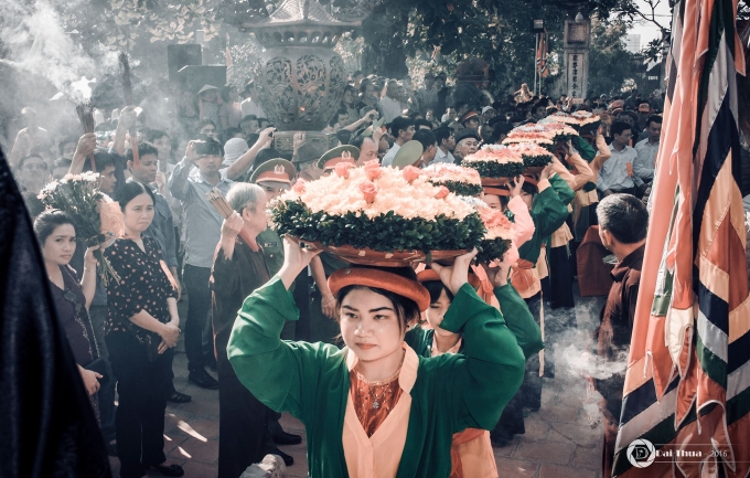 Lễ d&acirc;ng hương diễn ra trong kh&ocirc;ng kh&iacute; trang nghi&ecirc;m.