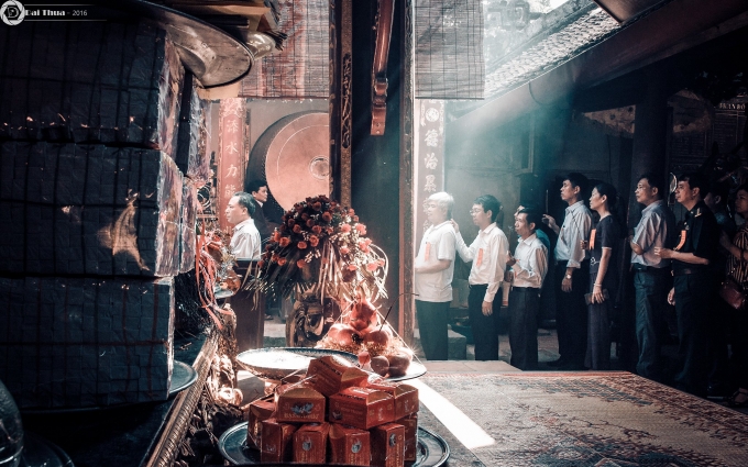 Kh&ocirc;ng kh&iacute; trang nghi&ecirc;m, th&agrave;nh k&iacute;nh.