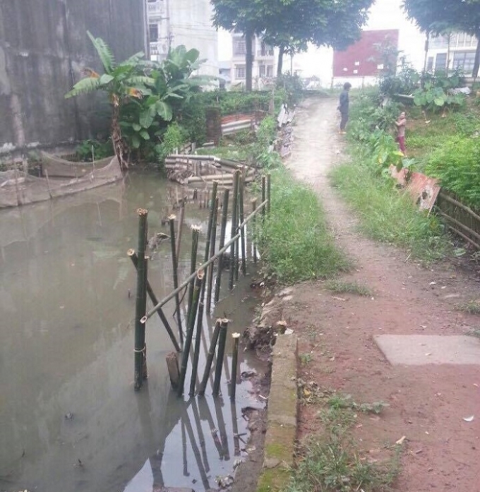 Hiện trạng cổng nh&agrave; b&agrave; Xu&acirc;n Thị Hồng khi chưa bị c&aacute;c đối tượng san lấp.