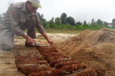 Quảng Trị: Phát hiện 21 quả lựu đạn khi đào móng xây nhà