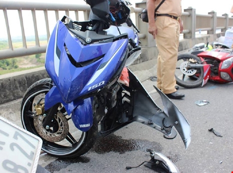 Chiếc Exciter 150 cũng bị biến dạng sau c&uacute; va chạm mạnh