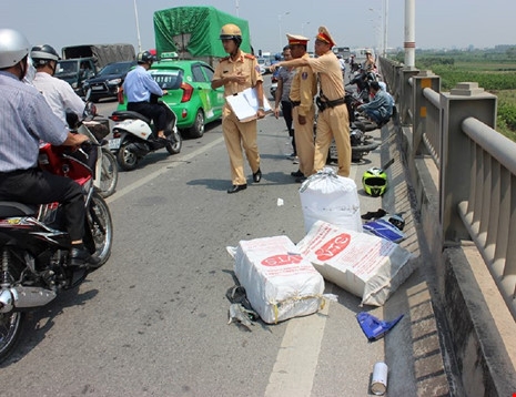 Lực lượng CSGT c&oacute; mặt tại hiện trường để xử l&yacute; vụ tai nạn