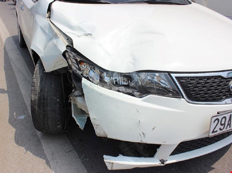 Chiếc &ocirc; t&ocirc; bốn chỗ bị hư hỏng nặng phần đầu