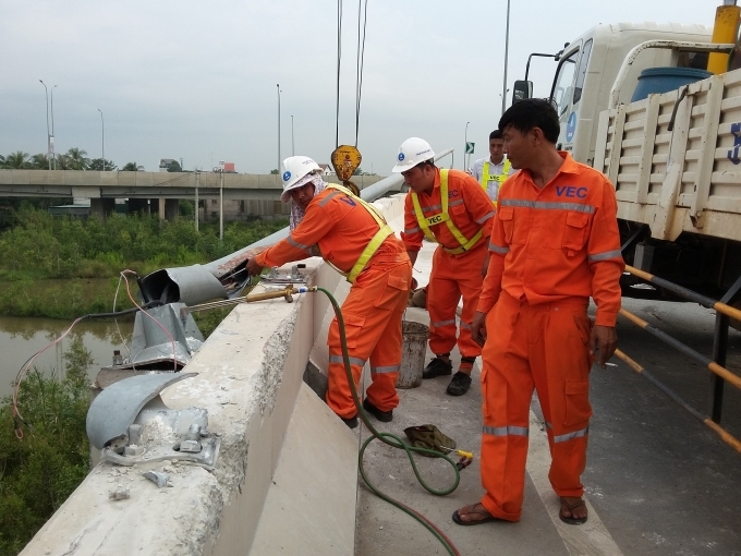 Nh&acirc;n vi&ecirc;n quản l&iacute; đường cao tốc khắc phục sự cố.