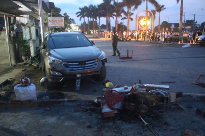 T&agrave;i xế điều khiển &ocirc; t&ocirc; đ&acirc;m h&agrave;ng loạt xe m&aacute;y v&agrave; 4 nạn nh&acirc;n bị thương tại Quảng Trị c&oacute; nồng cồn l&ecirc;n đến 0,943mg/l&iacute;t kh&iacute; thở