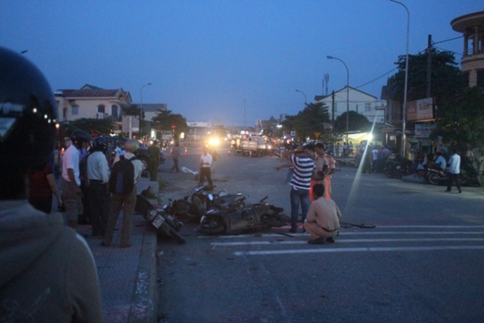 H&agrave;ng loạt xe m&aacute;y bị chiếc &ocirc; t&ocirc; 7 chỗ h&uacute;c văng tr&ecirc;n QL1 cũ (đường L&ecirc; Duẩn, TX. Quảng Trị) chiều tối 19/9