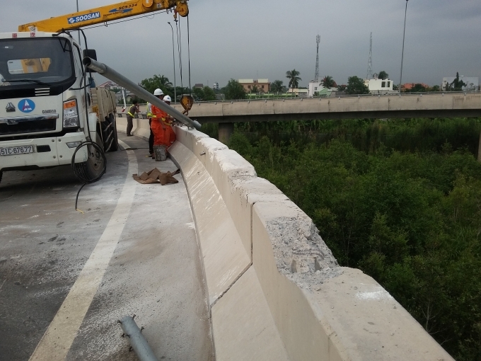 Lan cang cầu bằng sắt bị t&ocirc;ng g&atilde;y.