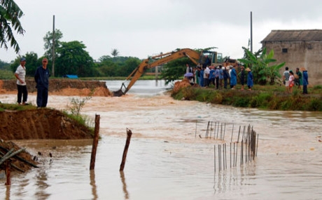 Huyện Quảng Điền ph&aacute; đập T&acirc;y Th&agrave;nh để cứu l&uacute;a sau khi Thủy điện Hương Điền xả lũ g&acirc;y ngập nặng. Ảnh: An Sơn