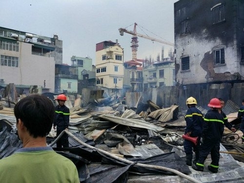 Hiện trường vụ ch&aacute;y l&aacute;n trại c&ocirc;ng nh&acirc;n dự &aacute;n Madarin tr&ecirc;n đường T&acirc;n Mai (H&agrave; Nội) ng&agrave;y 18/9. (Ảnh: Facebook).