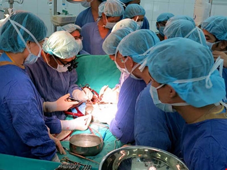 Một ca phẫu thuật gh&eacute;p tạng từ người hiến tạng tại BV Trung ương Huế. Ảnh: B&Ugrave;I OANH